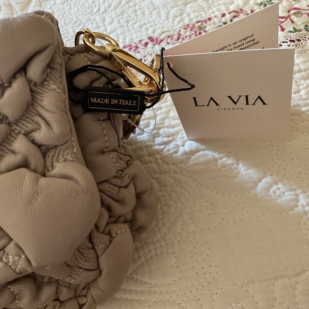 NWT LA VIA Made In Italy Leather Puffed Crossbody With Chain Detail - Picture 9 of 14